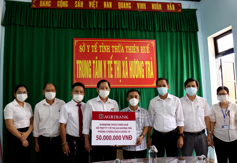 Agribank Thừa Thiên Huế hỗ trợ TTYT thị xã Hương Trà 50 triệu đồng phòng chống dịch Covid-19
